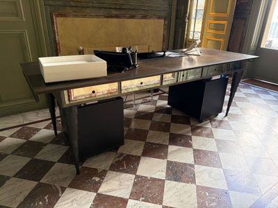 une photo d'un bureau dans une pièce au sol à carreaux