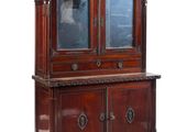 un vaisselier ancien en acajou, doté de deux portes vitrées et de deux tiroirs