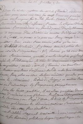 un vieux document écrit posé sur une table