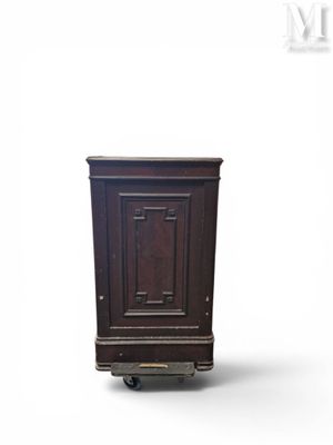 une image représentant une petite armoire en bois montée sur roulettes, sur fond blanc