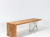 Le banc est en bois et est surmonté d'une plaque de marbre.