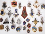 plusieurs types de badges sur une surface blanche