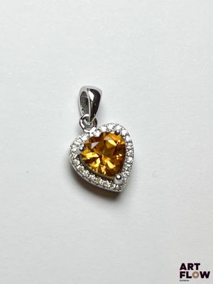 une image représentant un pendentif en citrine et diamants en forme de cœur sur fond blanc