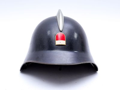 un casque noir orné d'un bouton rouge