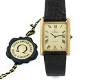 une photo d'une montre-bracelet à laquelle est attaché un porte-clés