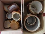 une boîte en carton remplie de nombreuses tasses de toutes sortes