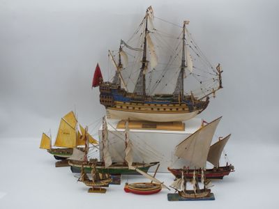 de nombreuses petites maquettes de bateaux sur une surface blanche