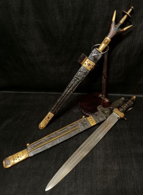 Lot de deux épées en métal et bois, à décor sculpté et gravé, fourreau - Photo 1