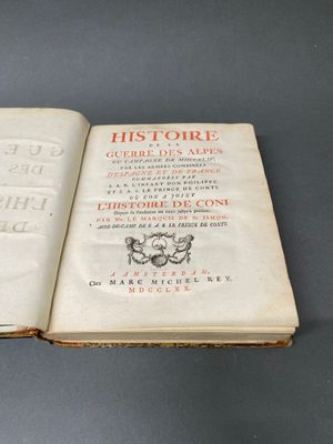 un vieux livre ouvert sur une table