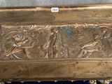 un plateau en métal orné d'un motif, posé sur une table