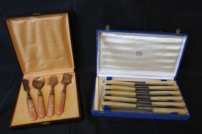 coffret de couverts à mignardise et un coffret de couteaux
