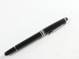 un stylo noir posé sur une table blanche