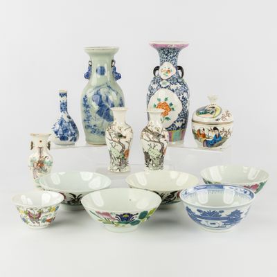 de nombreux types de vases et de bols sur la table