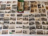 beaucoup de vieilles cartes postales sur la table