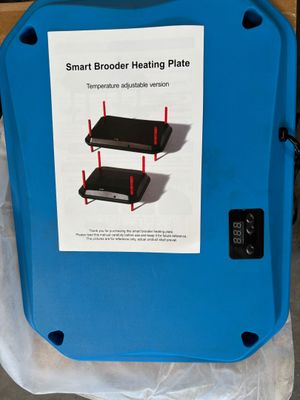 une boîte bleue sur laquelle est apposée une étiquette indiquant « plaque chauffante Smart Broder »