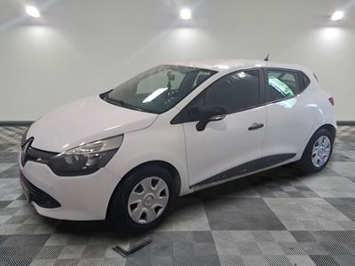 la photo d'une voiture blanche garée dans un garage