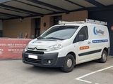 une camionnette garée devant un bâtiment