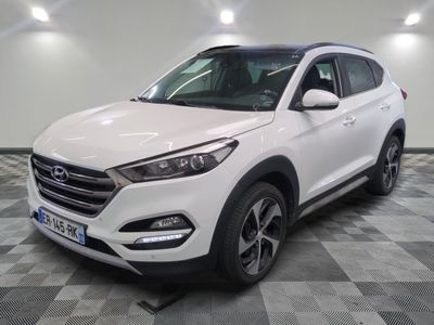 un 4x4 blanc garé sur un sol en damier dans un garage