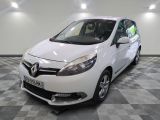 la petite voiture blanche est garée dans une grande pièce