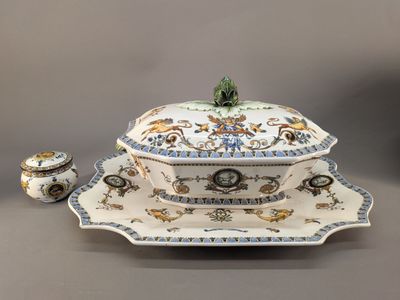 un plat blanc et bleu muni d'un couvercle, posé sur une assiette
