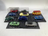 un lot de voitures-jouets exposées dans une vitrine