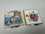 deux petites boîtes ornées de peintures, posées sur une table