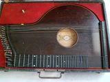 une guitare dans un étui sur une surface blanche