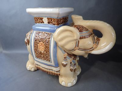 Un éléphant en céramique vernissée, avec son harnachement de…