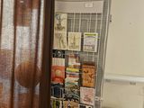 une chaise dans un coin d'une pièce, recouverte d'un rideau