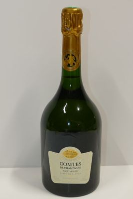 une bouteille de vin posée sur une table