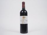 une bouteille de vin rouge posée sur une table blanche
