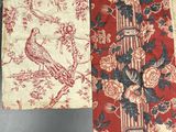 deux morceaux de tissu ornés d'un oiseau et de fleurs