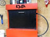 l'image d'un établi sur lequel sont posés des outils