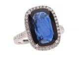 une bague en saphir bleu et diamant