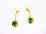 une image d'une paire de boucles d'oreilles en émeraude et diamant