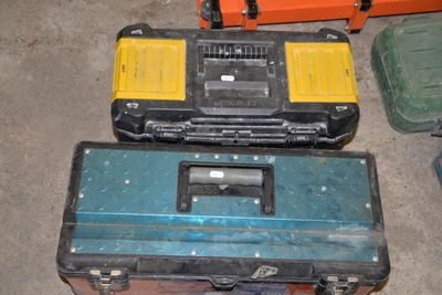 deux valises posées par terre l'une à côté de l'autre