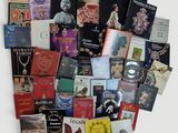 une grande pile de livres posée sur une surface blanche