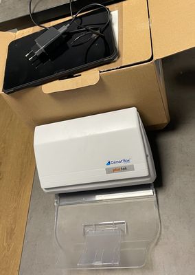 un ordinateur portable et une imprimante posés côte à côte sur un bureau
