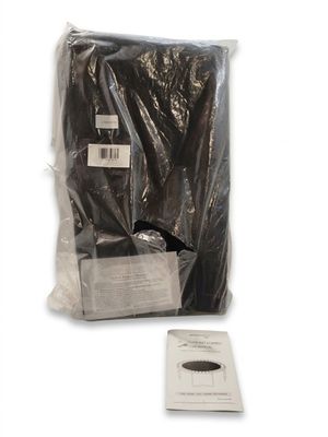 un sac contenant des vêtements noirs posé sur une surface blanche