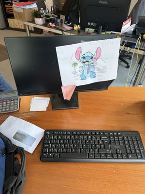 un bureau sur lequel se trouvent un clavier, une souris et un écran