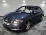 une photo d'une Audi bleue dans un showroom