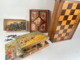 une boîte en bois contenant un échiquier