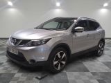 le suv argenté de nissan est garé sur un carrelage à carreaux