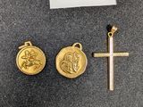un gros plan d'une croix et d'une médaille posées sur une table