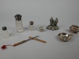 beaucoup d'objets argentés sur une surface blanche