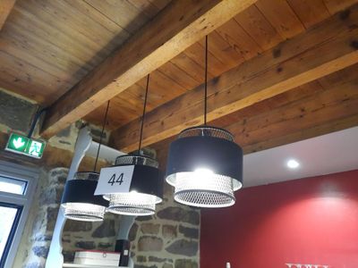 trois lampes suspendues au plafond d'un restaurant