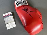 des gants de boxe rouges avec des inscriptions noires, posés sur une table