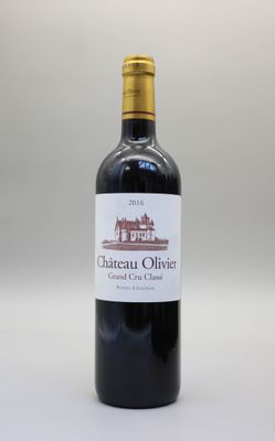 une bouteille de vin rouge posée sur une table blanche