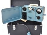 un étui bleu contenant une radio