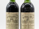 deux bouteilles de vin rouge sont posées l'une à côté de l'autre